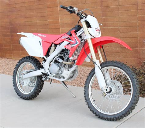 Also has Trail Tech Vapor Speedo, RPM & Temp gage. This listing is