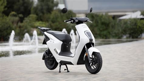 Honda e scooter. Nov 20, 2023 ... With a 12-mile range and a 15 mph top speed, Honda's 40lb Motocompacto electric scooter is zippy, whimsical, and at least somewhat practical ... 