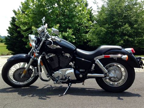 All specifications, performance and fuel economy data of Honda Shadow 1100 (VT1100C) (49 kW / 67 PS / 66 hp), edition of the year 1990 since late-year 1990, including acceleration times 0-60 mph, 0-100 mph, 0-100 km/h, 0-200 km/h, quarter mile time, top speed, mileage and fuel economy, power-to-weight ratio, dimensions, drag coefficient, etc.. 