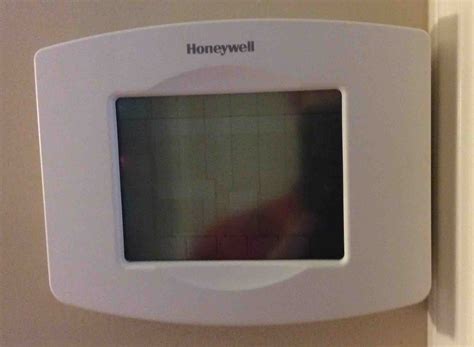 Honeywell thermostat blank screen. Turn off your Honeywell Thermostat switch. Open the battery slot by pressing the door down and sliding it out. If this doesn’t work, try inserting a coin or some similar object in the slot. Once you have opened the battery slot, slide the batteries out. Re-insert the batteries, but put them in a reversed position. 