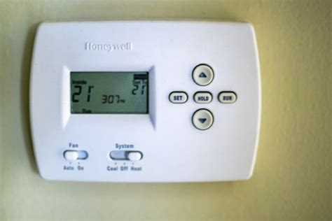 Honeywell thermostat snowflake symbol. Jul 19, 2021 · Air conditioner worked on Tuesday, May 27. Today, a snowflake symbol is flashing on Honeywell thermostat. We have changed the batteries in the thermostat and checked the fuse. What next? … read more 