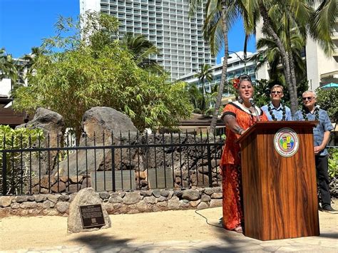 Honolulu tells story of healers with dual male and female spirit through new plaque in Waikiki
