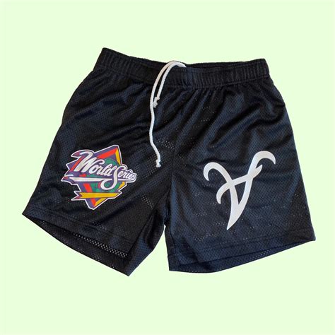 Hoochie shorts. The term Hoochie Daddy Shorts is slang that is used to denote the above-the-knee shorts for men. You can think of a gym, basketball, and your exercise shorts as good examples. They actually have a drawstring that exposes a man’s legs and thighs. 