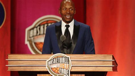 Hoops Hall of Famer Ray Allen receives degree from UConn