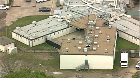 Hopkins county tx jail inmates. A Colorado inmate was able to escape jail by posing as another inmate that. Search for Escaped Inmate in Ellis County. Sunday, April 2, 2017. North Texas law enforcement officials are searching for a teen who escaped from guards in Ellis County Wednesday. Search underway after inmate escapes in Sabine Parish. 