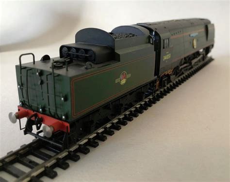 Hornby NRM R2385 BR 4-6-2 Battle of Britain Class Loco 34051