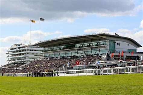 Horse racing a comprehensive guide to the racecourses of the united kingdom and the major leisure attractions around them. - Suppression du permis de construire en certaines circonstances..
