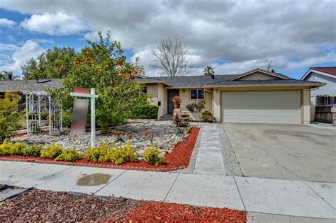 1972 Hostetter Rd, San Jose, CA 95131 is currently not for sale. The 1,234 Square Feet single family home is a 3 beds, 2 baths property. This home was built in 1974 and last sold on 2014-09-03 for $595,000.