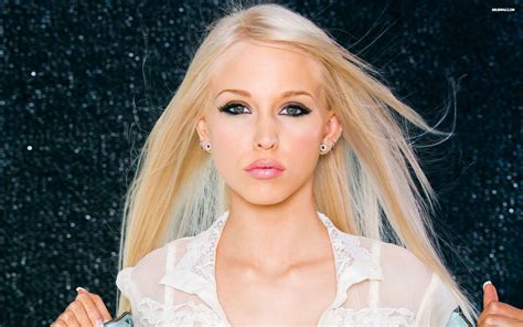 A significant number of female porn stars are also blonde women and thus they have become a staple sex icon for porn audiences. Hot Blonde Girls . Barbies are also patterned from the visual aspects of white women—long blonde hair and tall physique. At a young age, people are exposed to Barbie and how they are the ideal perfect women.