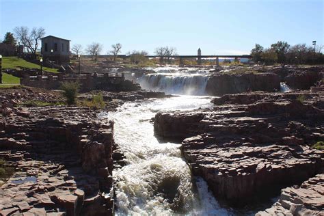 Hot topic sioux falls. The South Dakota town of Sioux Falls has lots of natural beauty to enjoy including the Big Sioux River that tumbles over rocks in Falls Park, where you’ll also find the ruins of a ... 