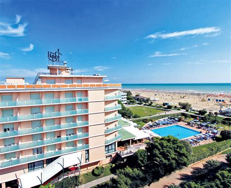 The Royal este situat chiar pe plajă, într-o zonă foarte liniștită, aproape de centrul orașului Bibione, și are vedere la Marea Adriatică. Hotelul oferă camere cu vedere parțială la mare. Hotelul Royal are o grădină răcoroasă și un loc de joacă pentru copii.. 