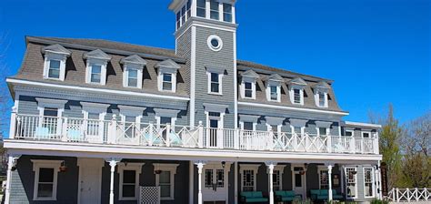 Hotel Manisses is a premier wedding venue in Newport, Rhode Island. Browse weddings at the venue and get in touch on View Carats & Cake..