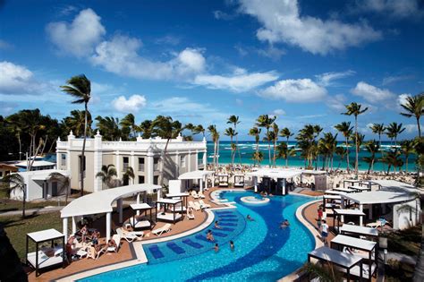A RIU Hotels & Resorts é uma cadeia hoteleira que nasceu em 1953 com um pequeno hotel em Playa de Palma, Espanha. Os mais de 60 anos de experiência que temos a cuidar dos nossos clientes nos melhores destinos do mundo atestam o principal objetivo da empresa: o bem-estar dos hóspedes. Cerca de 100 hotéis em 19 países.