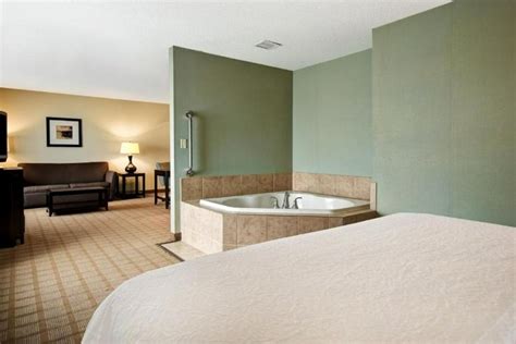9. Hampton Inn Detroit – Shelby Township. Hampton Inn Detroit – Shelby Township is a top-rated hotel that features one of the most romantic Michigan hot tub suites. It is located in Shelby, off Route 53, just a short walk from shops, dining, and entertainment options.. 