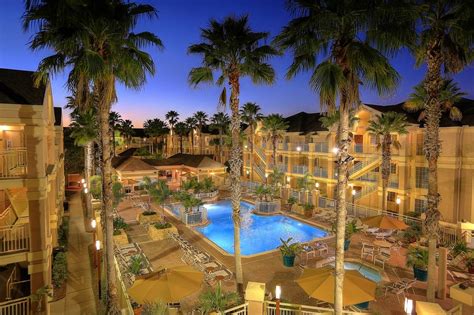 Hotels near disney world with shuttle. Avanti Resort. This family friendly resort is located just a short 15 minute drive from the … 