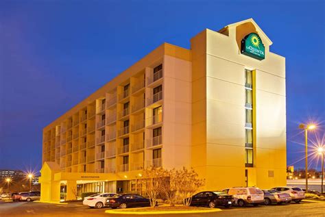 Hotel Discount Finder. Loading... Hampton Inn and Suites by Hilton. Left (NE) - 0.25 miles. 530 11th Avenue North, Nashville, TN 37203. Business Center Breakfast (Free, Hot) Fitness Center WiFi. iExit RateSaver NEW! Join our iExit RateSaver Program to save BIG on hotels. Loading....