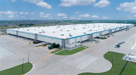 Amazon is opening a 1 million-square-foot facility at 2303 Hurricane Lane, Fresno, in 2021. (Screenshot courtesy Amazon) E-commerce retailer Amazon announced it will open a fulfillment center.... 