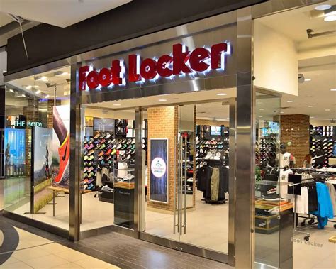 The average Foot Locker salary ranges from approximately $28,645 per year for a Cashier to $217,409 per year for a Director. The average Foot Locker hourly pay ranges from approximately $14 per hour for a Cashier to $73 per hour for a Senior Software Engineer. Foot Locker employees rate the overall compensation and benefits package 3/5 stars.. Hourly pay at foot locker