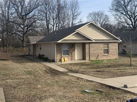 Houses for rent in ft smith ar. Grades 10-12. 852 Students. (479) 996-4141. out of 10. School data provided by GreatSchools. About Brand New Duplex for Rent in Chaffee Cross... Rental. Welcome to the Abbington @ Chaffee Crossing available for rent by Real Property Management First Choice. These beautiful duplexes have 3-bedrooms, 2-bathrooms and a functional office … 