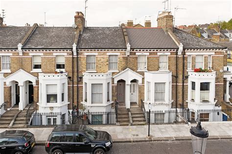 Houses for rent in london. With Rentola you can easily find houses for rent in London. We have 4557 homes available and 27467 other rental properties for a long-term stay. The minimum monthly price starts from 146 €. The highest price to rent a house in London is 393,295 €. 