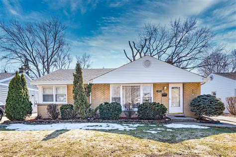Houses for sale des plaines. 212 Des Plaines, IL homes for sale, median price $330,000 (2% M/M, 22% Y/Y), find the home that’s right for you, updated real time. 