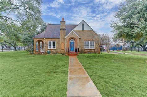Houses for sale in giddings tx. 133 North Waco Street. Giddings, Lee County, 78942. 4,756 sf &bullet; 3 bed &bullet; 4.5 bath #146477. SCHULTZ TEXAS PROPERTIES 