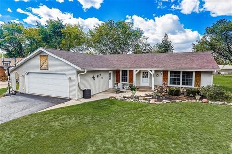 Houses for sale in mukwonago. 4 beds, 3.5 baths, 5000 sq. ft. house located at W332S9291 Red Brae Dr, Mukwonago, WI 53149 sold for $848,600 on Apr 20, 2022. MLS# 1778976. Absolutely stunning brick 2 Story home nestled on over 3... 