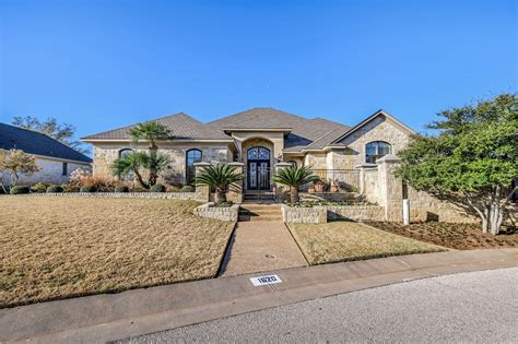 Houses for sale in woodway tx. View 28 photos for 207 Woodway Dr, Victoria, TX 77904, a 4 bed, 4 bath, 3,416 Sq. Ft. single family home built in 1991 that was last sold on 08/01/2023. 
