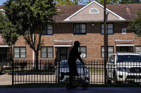 Public Housing waiting lists in Texas were kept open an average of 729 days over the last three years. Many waiting lists were kept open only a short time. In the last three years, 5.9% were open seven days or less and 1.7% were open for only one day (or a few hours) . This means that it is important for low-income renters to apply right away ...