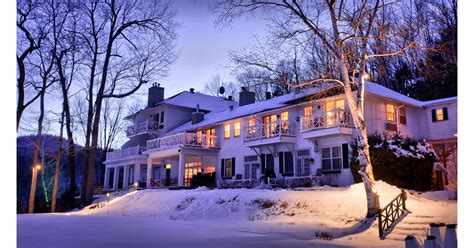  Manoir Hovey hotel | Online booking | A stay at Manoir Hovey comes with the promise of an abundance of fresh air in a scenic, unspoiled part of Québec, close to the U.S. This charming manor... follow Relais & Châteaux .