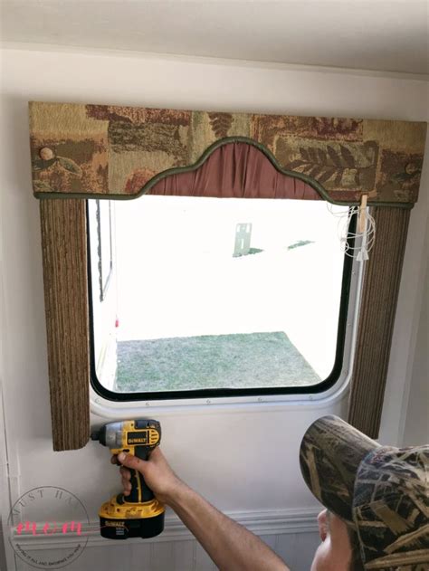 How Do You Remove An RV Window? Justdownsize