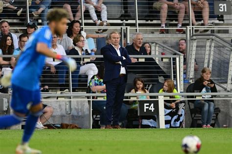 How Loons manager Adrian Heath handles substitutions
