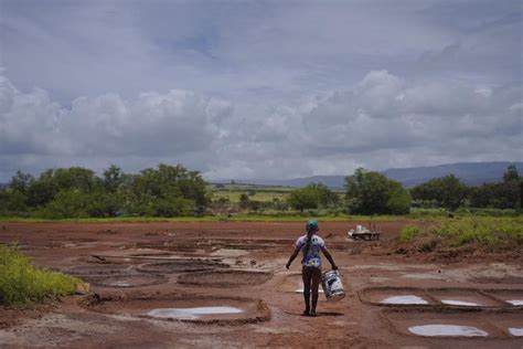 How Native familes make salt at one of Hawaii’s last remaining salt patches