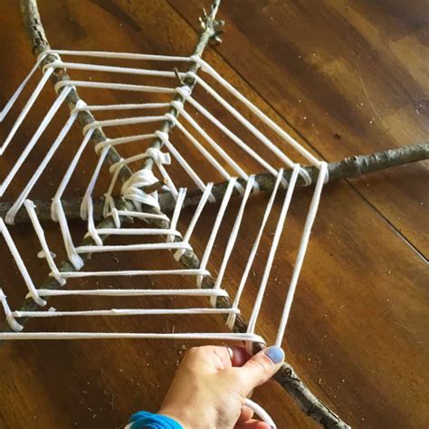 How To Make An Amazing Halloween Spider Web Wreath