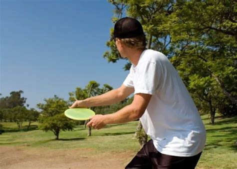 How To Throw A Disc Golf Disc – Pictures, Tips & More!