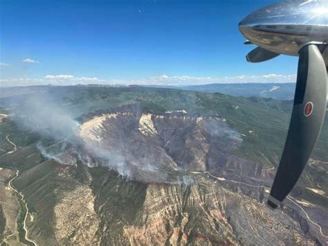 How are firefighters containing the Spring Creek wildfire?
