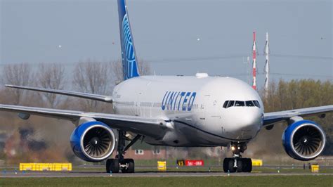 How are planes powered when taxiing