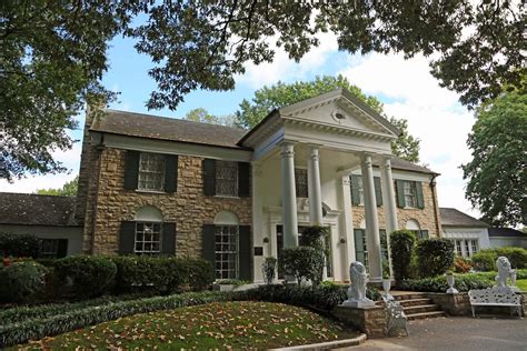 How big is graceland mansion