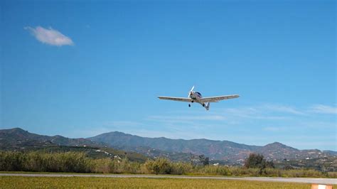 How can a plane glide without engines