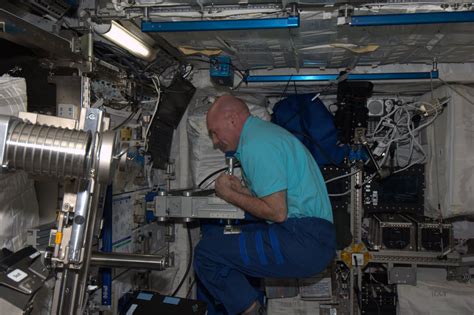 How do astronauts measure mass in space