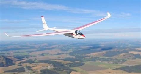 How do gliders stay aloft without an engine