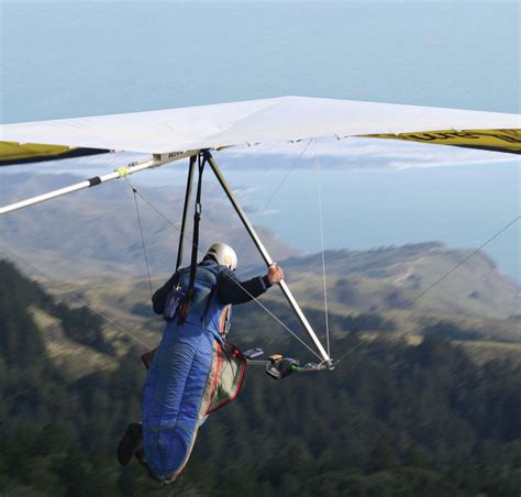 How do hang gliders gain altitude