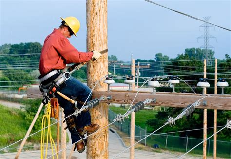 How do i become a lineman. The Average Salary of an Electrical Lineman. An electrical power line installer and repairer earns an average of $74,410 a year. The top 90th percentile earns $108,380, while the bottom 10th percentile earns $39,090. According to the BLS, the top 5 states with the highest average pay for electrical linemen are: 
