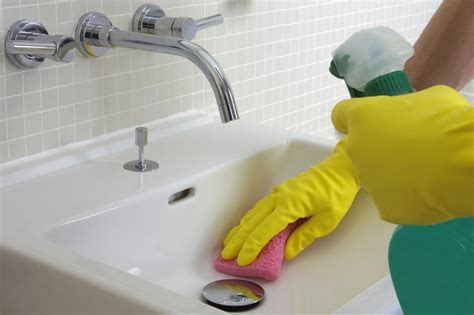 How do i clean the bathroom. Sprinkle a pinch of baking soda on a damp sponge, gently rub the area until the spot is gone and then wipe the area clean with a damp cloth. Dampen a melamine sponge and rub it over heavily soiled ... 