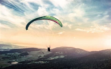 How do paragliders avoid accidents