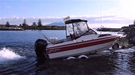 How do you launch a boat with one hand? - Project Sports