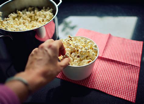 How do you make bagged popcorn on the stove? - De Kooktips