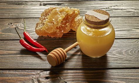 How do you make hot honey. That’s because all of the particles (mostly pollen grains) have been filtered under high pressure and heat. This process not only removes the pollen but also destroys many of the naturally ... 
