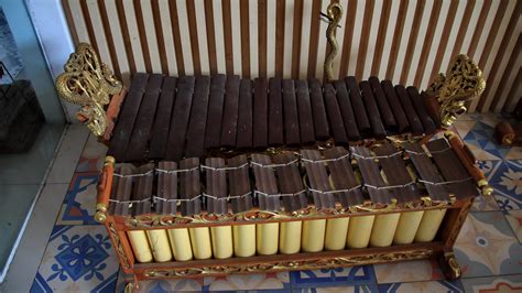 How does Javanese gamelan play their instrument? – Sage-Advices