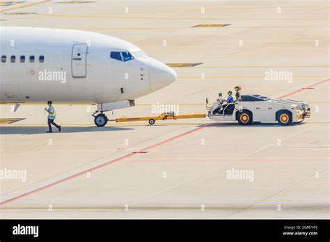 How does airplane towing work